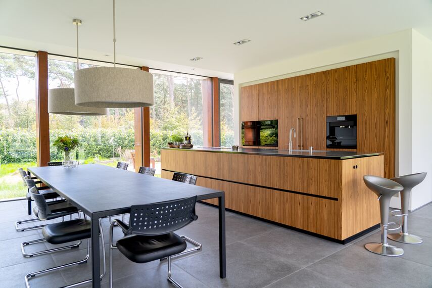 ConceptSystem 77 Deuren en SlimLine 38 Cubic Ramen - Villa LP: genieten van een bosrijk panorama gelegen in Waalre, Nederland