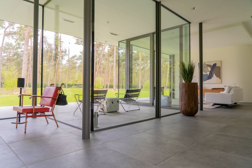 ConceptSystem 77 Deuren en SlimLine 38 Cubic Ramen - Villa LP: genieten van een bosrijk panorama gelegen in Waalre, Nederland