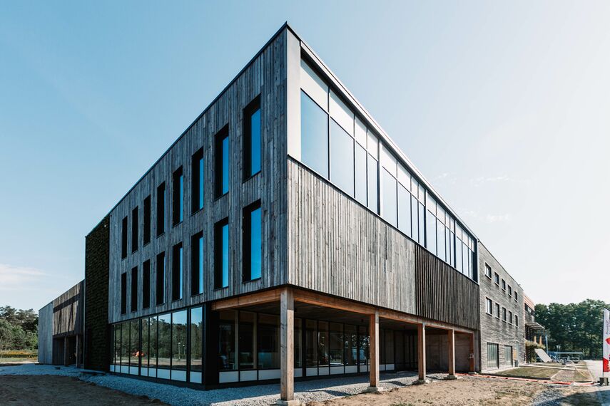 MasterLine 8 Deuren en ConceptWall 50 Vliesgevels - 't Centrum: Circulair kantoorgebouw gelegen inBelgië