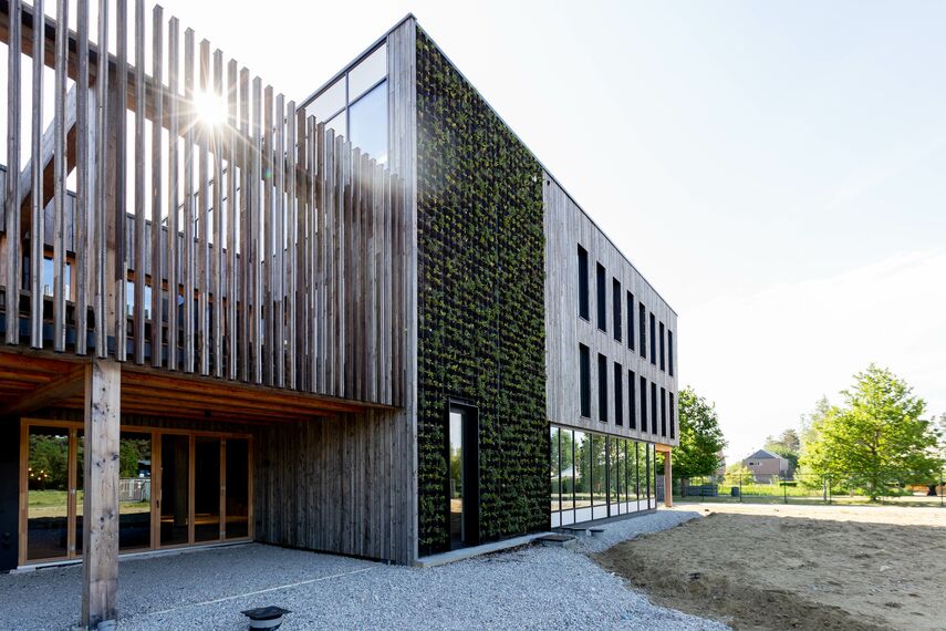 MasterLine 8 Deuren en ConceptWall 50 Vliesgevels - 't Centrum: Circulair kantoorgebouw gelegen inBelgië