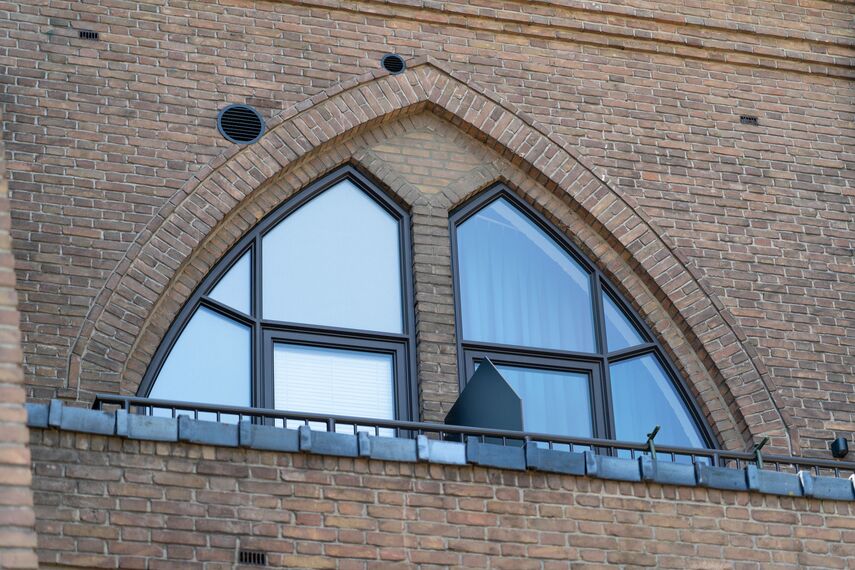 ConceptSystem 77 Ramen, ConceptSystem 77 Deuren en SlimLine 38 Cubic Ramen - Boschwegsekerk: toogramen knipogen naar verleden gelegen in Schijndel, Nederland