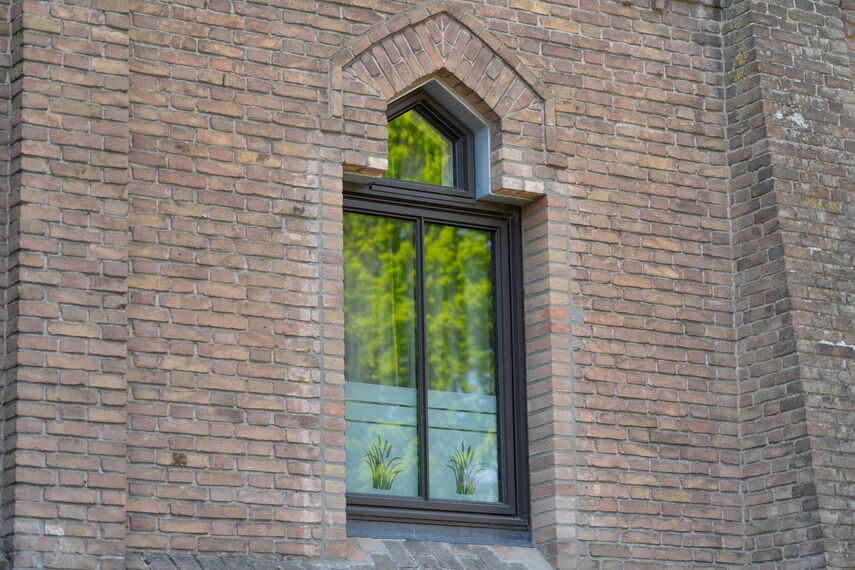 ConceptSystem 77 Ramen, ConceptSystem 77 Deuren en SlimLine 38 Cubic Ramen - Boschwegsekerk: toogramen knipogen naar verleden gelegen in Schijndel, Nederland