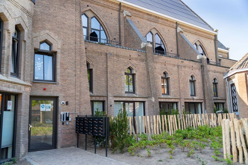 ConceptSystem 77 Ramen, ConceptSystem 77 Deuren en SlimLine 38 Cubic Ramen - Boschwegsekerk: toogramen knipogen naar verleden gelegen in Schijndel, Nederland