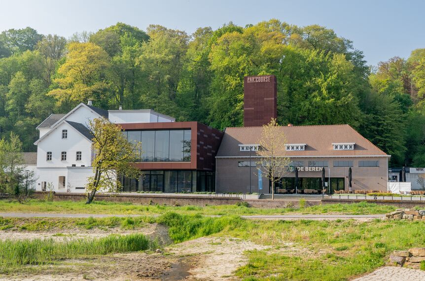 ConceptWall 50 Vliesgevels, ConceptSystem 77 Deuren en SlimLine 38 Ramen - Par'Course: van brouwerij tot multifunctioneel belevingscentrum gelegen in Valkenburg, Nederland