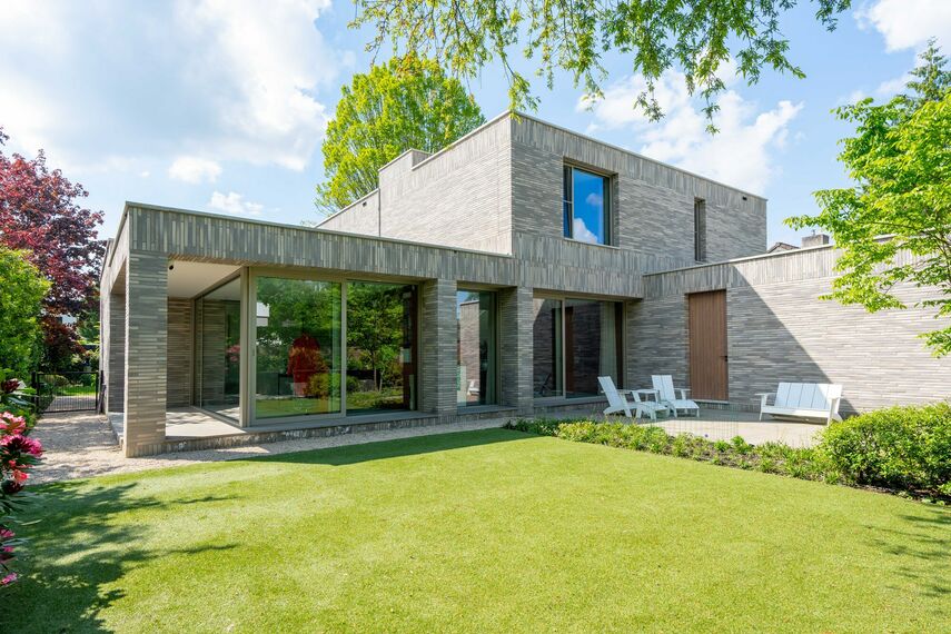 SlimLine 38 Ramen en SlimLine 38 Deuren - Villa HAY rekent af met blokkendoos-structuur gelegen in Breda, Nederland