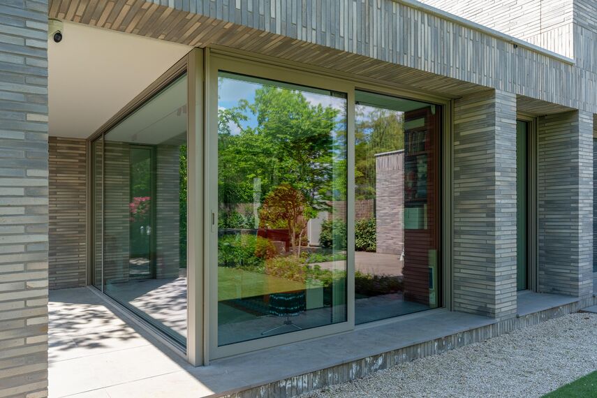 SlimLine 38 Ramen en SlimLine 38 Deuren - Villa HAY rekent af met blokkendoos-structuur gelegen in Breda, Nederland