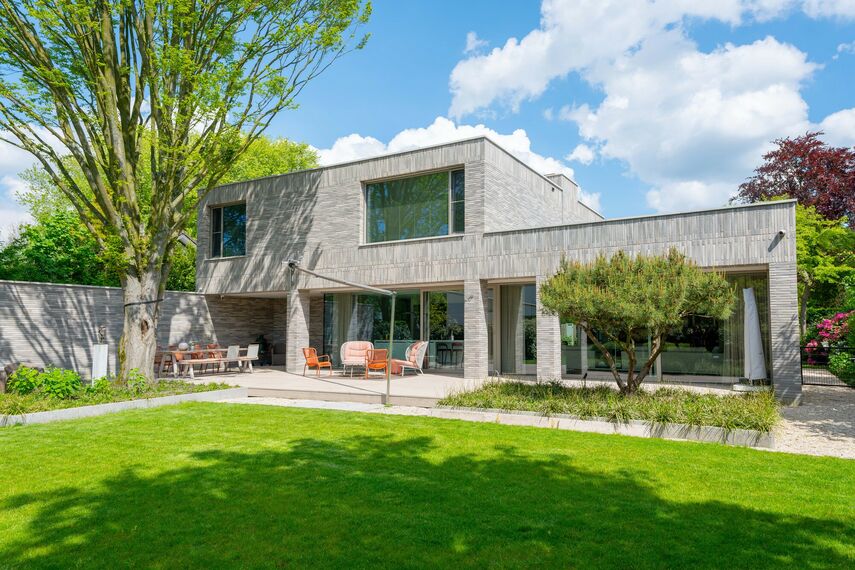 SlimLine 38 Ramen en SlimLine 38 Deuren - Villa HAY rekent af met blokkendoos-structuur gelegen in Breda, Nederland