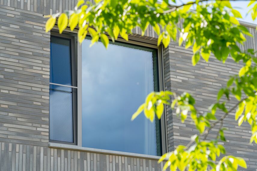 SlimLine 38 Ramen en SlimLine 38 Deuren - Villa HAY rekent af met blokkendoos-structuur gelegen in Breda, Nederland