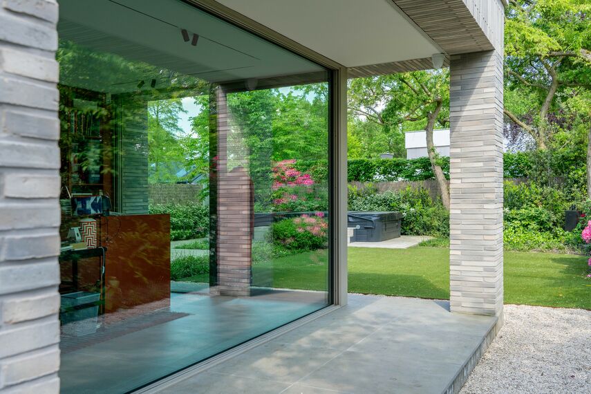 SlimLine 38 Ramen en SlimLine 38 Deuren - Villa HAY rekent af met blokkendoos-structuur gelegen in Breda, Nederland