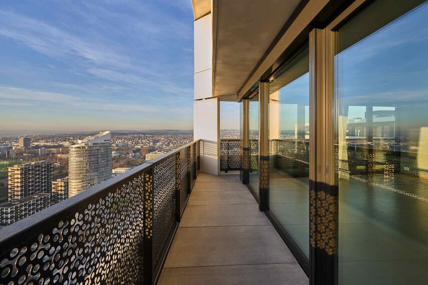 MasterLine 8 Ramen en MasterLine 8 Deuren - Three Point Dübendorf gelegen in Zürich, Zwitserland