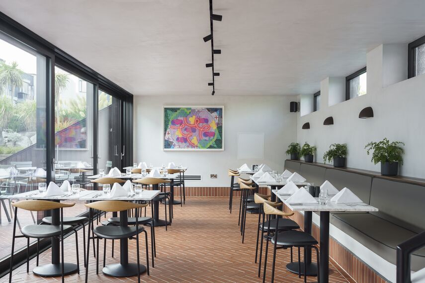 ConceptWall 50 Vliesgevels, SlimLine 38 Deuren, ConceptWall 50 Structureel geklemd Vliesgevels, SlimLine 38 HI Ramen, ConceptSystem 77-HI Deuren en ConceptSystem 77-HI+ Ramen - The Sea Rooms gelegen in Rosslare, Ierland