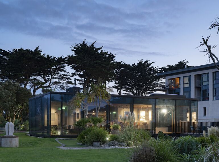 ConceptWall 50 Vliesgevels, SlimLine 38 Deuren, ConceptWall 50 Structureel geklemd Vliesgevels, SlimLine 38 HI Ramen, ConceptSystem 77-HI Deuren en ConceptSystem 77-HI+ Ramen - The Sea Rooms gelegen in Rosslare, Ierland