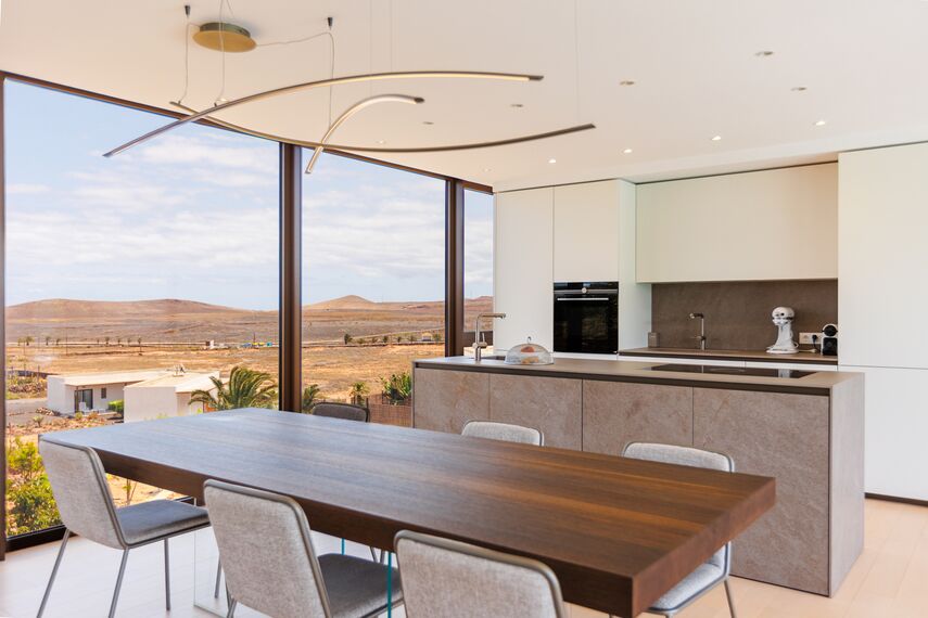 SlimPatio 68 Schuifsystemen, ConceptPatio 68 Schuifsystemen en MasterLine 8 HI Ramen - Villa Khorakhané gelegen in Fuerteventura-Villaverde, Spanje