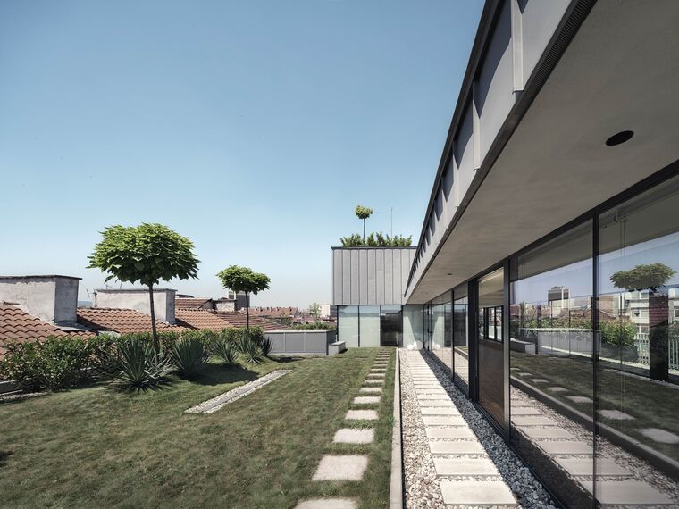 ConceptSystem 77 Ramen, ConceptPatio 155 Schuifsystemen, SlimPatio 68 Schuifsystemen, MasterLine 8 Deuren en ConceptWall 50 Structureel geklemd Vliesgevels - MIR Office Building gelegen in Sofia, Bulgarije