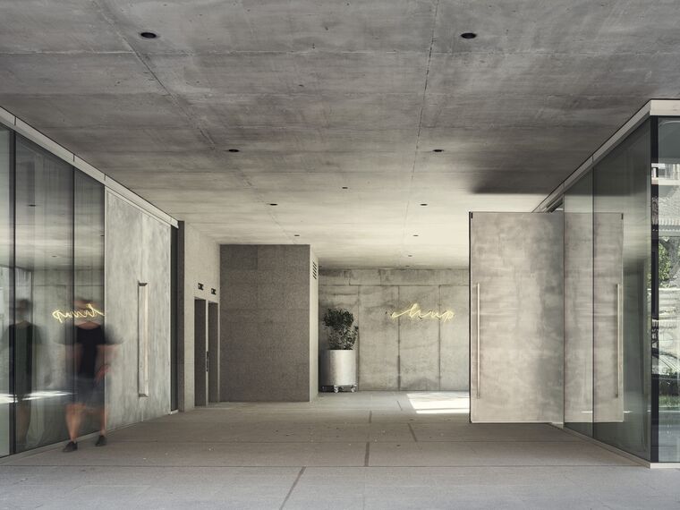 ConceptSystem 77 Ramen, ConceptPatio 155 Schuifsystemen, SlimPatio 68 Schuifsystemen, MasterLine 8 Deuren en ConceptWall 50 Structureel geklemd Vliesgevels - MIR Office Building gelegen in Sofia, Bulgarije