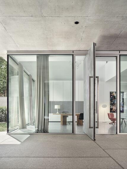 ConceptSystem 77 Ramen, ConceptPatio 155 Schuifsystemen, SlimPatio 68 Schuifsystemen, MasterLine 8 Deuren en ConceptWall 50 Structureel geklemd Vliesgevels - MIR Office Building gelegen in Sofia, Bulgarije