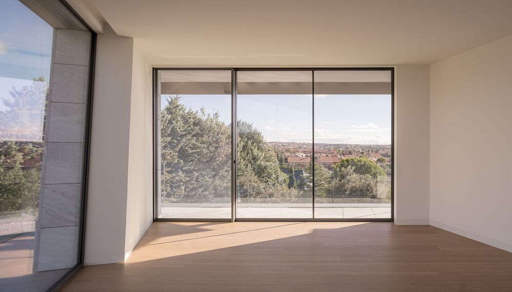 HiFinity Schuifsystemen, SlimPatio 68 Schuifsystemen en SlimLine 38 Ramen - Casa Entre Encinas gelegen in Madrid, Spanje