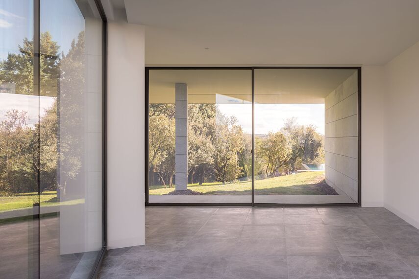 HiFinity Schuifsystemen, SlimPatio 68 Schuifsystemen en SlimLine 38 Ramen - Casa Entre Encinas gelegen in Madrid, Spanje