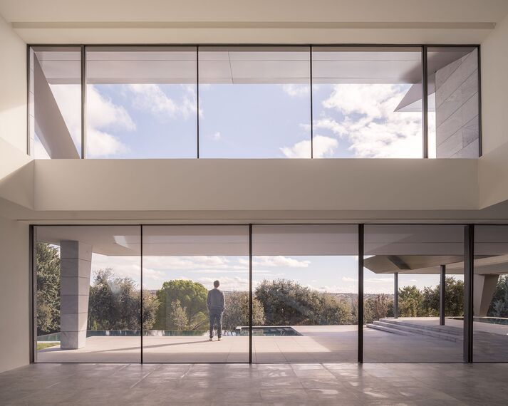 HiFinity Schuifsystemen, SlimPatio 68 Schuifsystemen en SlimLine 38 Ramen - Casa Entre Encinas gelegen in Madrid, Spanje
