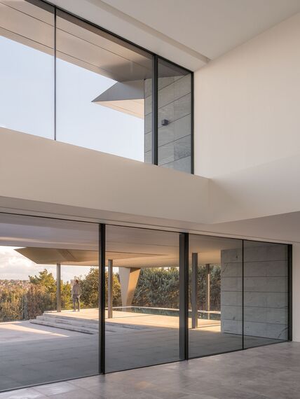HiFinity Schuifsystemen, SlimPatio 68 Schuifsystemen en SlimLine 38 Ramen - Casa Entre Encinas gelegen in Madrid, Spanje
