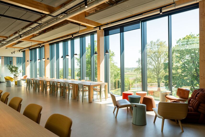 ConceptWall 50 Vliesgevels, ConceptSystem 77 Ramen, ConceptSystem 77 Deuren, SlimLine 38 Ramen, SlimLine 38 Deuren, SlimLine 38 Cubic Ramen, ConceptSystem 77 Brandwerend Ramen en ConceptSystem 77 Brandwerend Deuren - Gevels met gevoel geven Bastion Zuid karakter gelegen in 's Hertogenbosch, Nederland