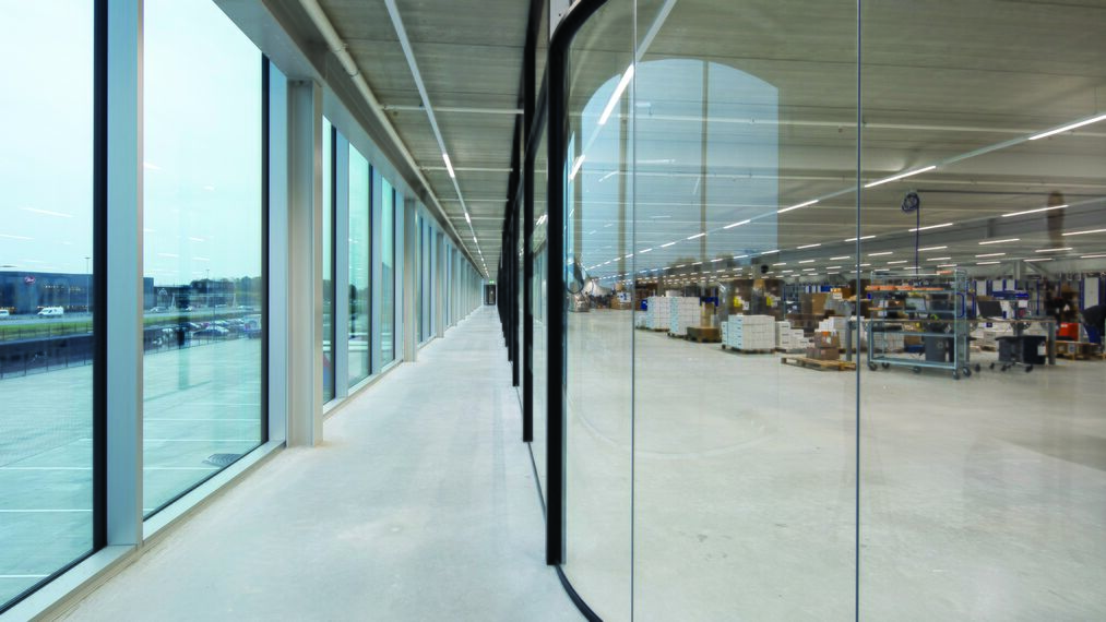 ConceptFolding 77 Schuifsystemen en ConceptWall 50 Vliesgevels - DC New Logic III: het op één na duurzaamste distributiecenturm ter wereld gelegen in Tilburg, Nederland