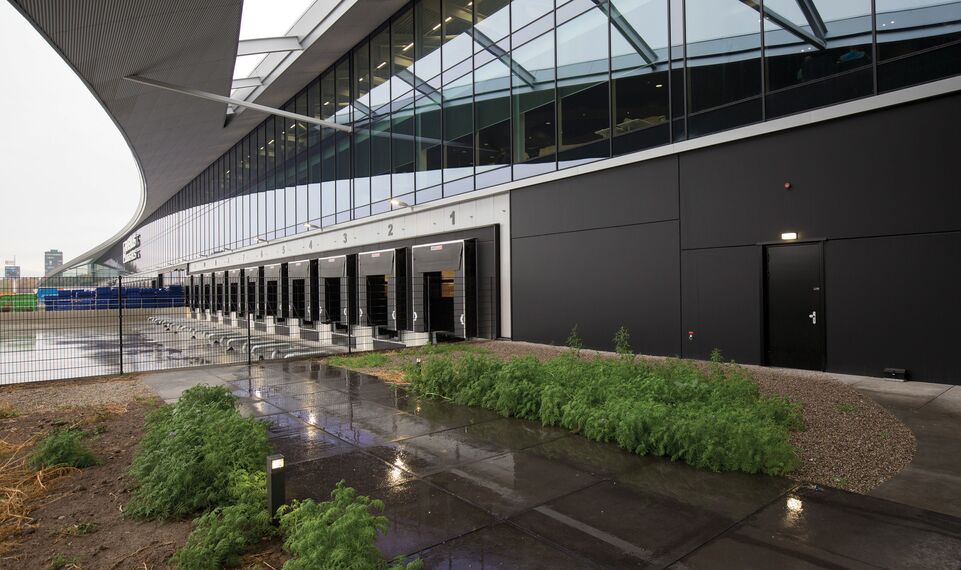 ConceptFolding 77 Schuifsystemen en ConceptWall 50 Vliesgevels - DC New Logic III: het op één na duurzaamste distributiecenturm ter wereld gelegen in Tilburg, Nederland