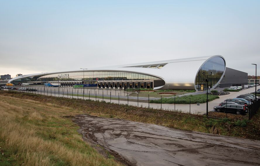 ConceptFolding 77 Schuifsystemen en ConceptWall 50 Vliesgevels - DC New Logic III: het op één na duurzaamste distributiecenturm ter wereld gelegen in Tilburg, Nederland