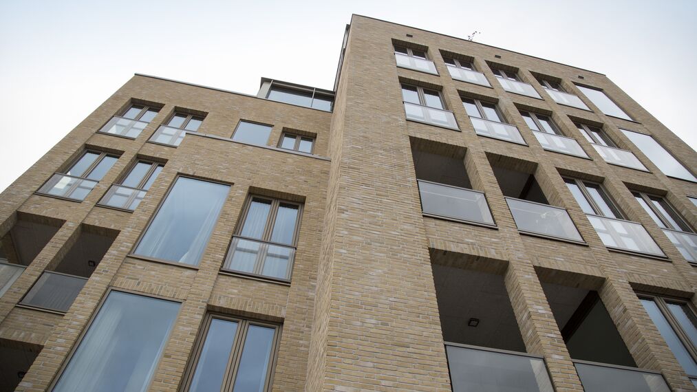 SlimLine 38 Ramen, CS 59 Automatic Door Deuren, ConceptSystem 77 Standard Deuren en ConceptSystem 77 Vlak Deuren - Brabants Dagblad: metamorfose aan het Emmaplein in Den Bosch gelegen in 's Hertogenbosch, Nederland