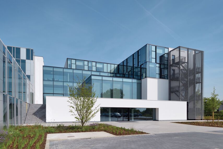 HiFinity Schuifsystemen, BriseSoleil 100 Zonwering, MasterLine 8 Ramen, ConceptWall 60 Structureel geklemd Vliesgevels, CW 86 Standard Vliesgevels en CW 86-EF Vliesgevels - Office building Reynaers Campus: Experience Centre gelegen in Duffel, België