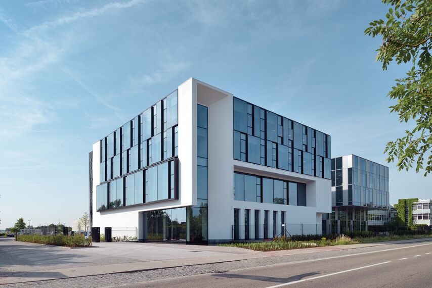 HiFinity Schuifsystemen, BriseSoleil 100 Zonwering, MasterLine 8 Ramen, ConceptWall 60 Structureel geklemd Vliesgevels, CW 86 Standard Vliesgevels en CW 86-EF Vliesgevels - Office building Reynaers Campus: Experience Centre gelegen in Duffel, België