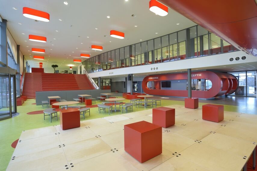 ConceptSystem 68 Ramen en ConceptWall 50 Vliesgevels - School Jenaplan School Metameer: transparant met een gevoel van veiligheid gelegen in Boxmeer, Nederland