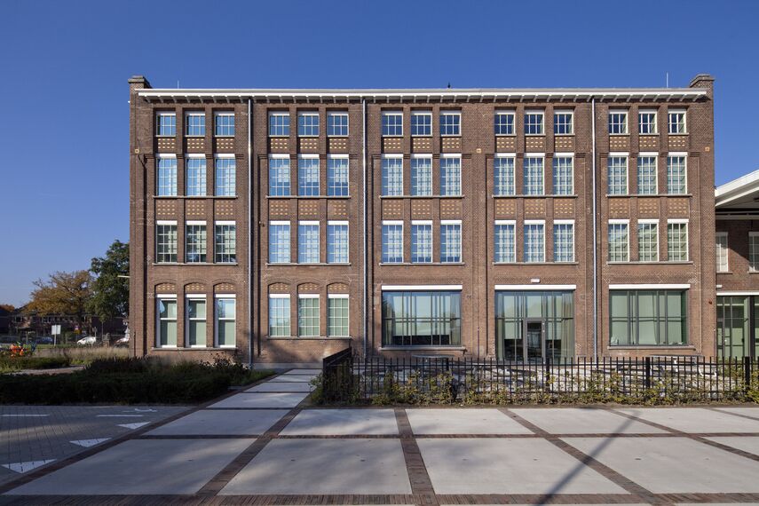 CS 24-SL Geannuleerde systemen en ConceptWall 50 Vliesgevels - Office building Gazellefabriek Dieren: Oog voor historie gelegen in Dieren, Nederland