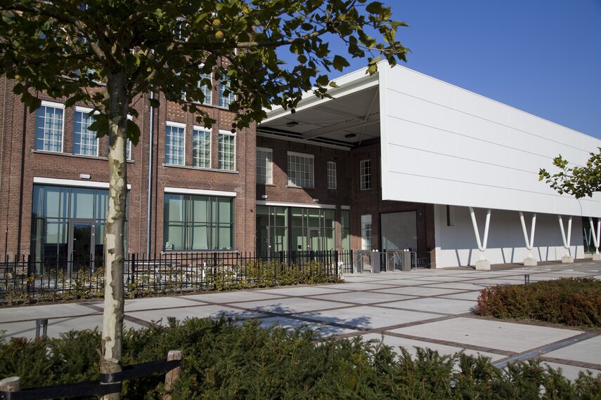 CS 24-SL Geannuleerde systemen en ConceptWall 50 Vliesgevels - Office building Gazellefabriek Dieren: Oog voor historie gelegen in Dieren, Nederland
