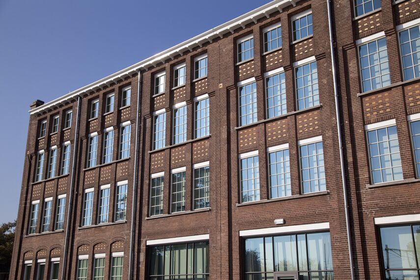 CS 24-SL Geannuleerde systemen en ConceptWall 50 Vliesgevels - Office building Gazellefabriek Dieren: Oog voor historie gelegen in Dieren, Nederland
