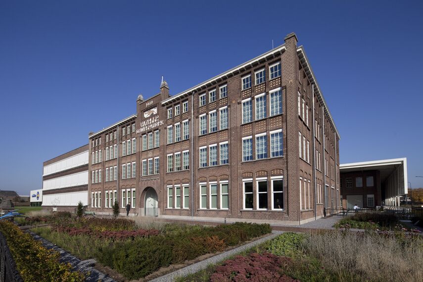 CS 24-SL Geannuleerde systemen en ConceptWall 50 Vliesgevels - Office building Gazellefabriek Dieren: Oog voor historie gelegen in Dieren, Nederland