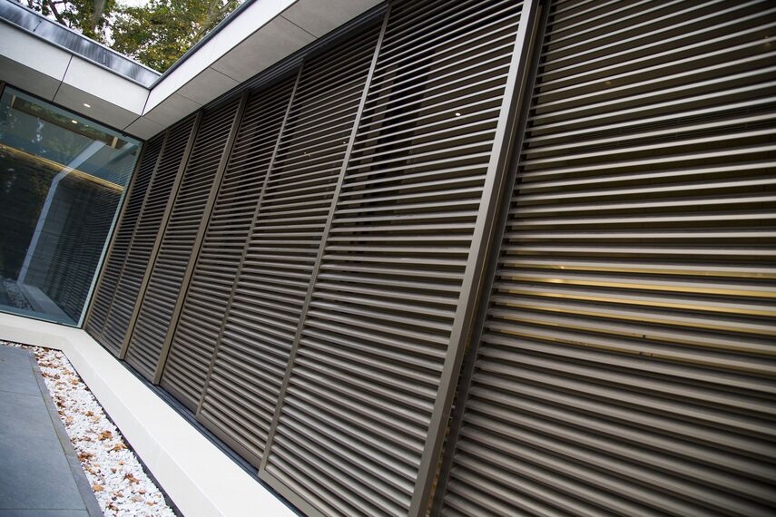 BriseSoleil 40 Zonwering en HiFinity Schuifsystemen - Swimming pool Poolhouse Bergen: Efficiënt en comfortabel gelegen in Bergen, Nederland