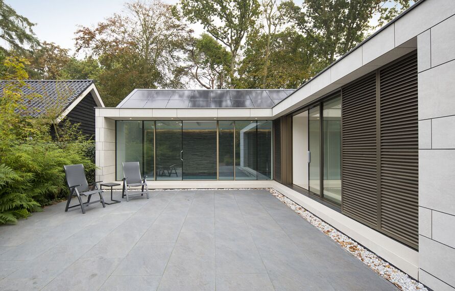 BriseSoleil 40 Zonwering, HiFinity Schuifsystemen en CS 86-HI (c) Geannuleerde systemen - Swimming pool Poolhouse Bergen: Efficiënt en comfortabel gelegen in Bergen, Nederland