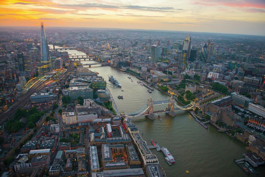 ConceptSystem 68 Ramen, ConceptWall 60 Vliesgevels, ConceptPatio 130 Schuifsystemen, ConceptSystem 77 Ramen, ConceptSystem 77 Deuren en ConceptWall 50 Vliesgevels - One Tower Bridge gelegen in London, Verenigd Koninkrijk