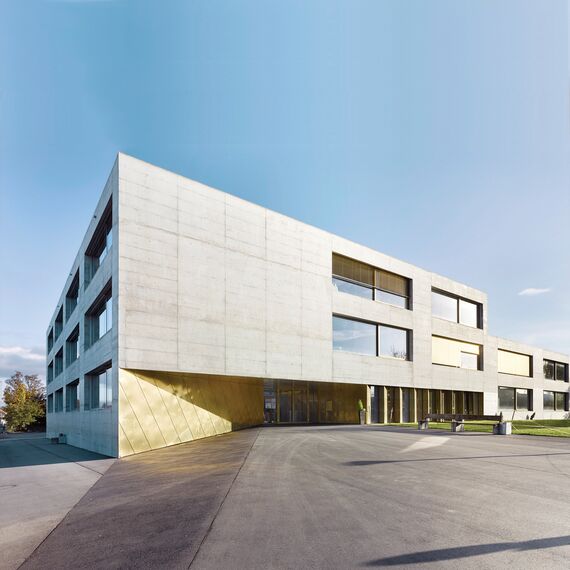 CS 86-HI (c) Geannuleerde systemen en ConceptWall 50-HI Vliesgevels - School extension Kerzers gelegen inZwitserland