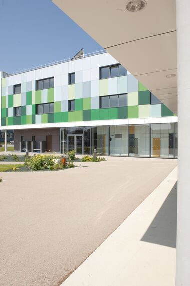 ConceptDoor 50 Deuren, BriseSoleil 100 Zonwering en XS 50 Ramen - Boarding school Lycée Agricole LAVAL (boarding school) gelegen inFrankrijk