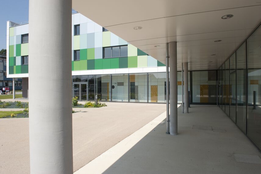 ConceptDoor 50 Deuren, BriseSoleil 100 Zonwering en XS 50 Ramen - Boarding school Lycée Agricole LAVAL (boarding school) gelegen inFrankrijk