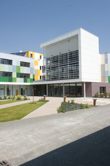 ConceptDoor 50 Deuren, BriseSoleil 100 Zonwering en XS 50 Ramen - Boarding school Lycée Agricole LAVAL (boarding school) gelegen inFrankrijk