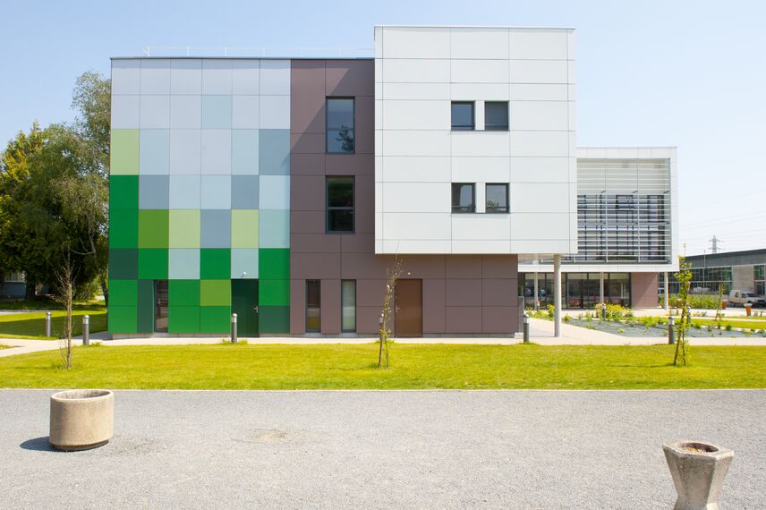 ConceptDoor 50 Deuren, BriseSoleil 100 Zonwering en XS 50 Ramen - Boarding school Lycée Agricole LAVAL (boarding school) gelegen inFrankrijk