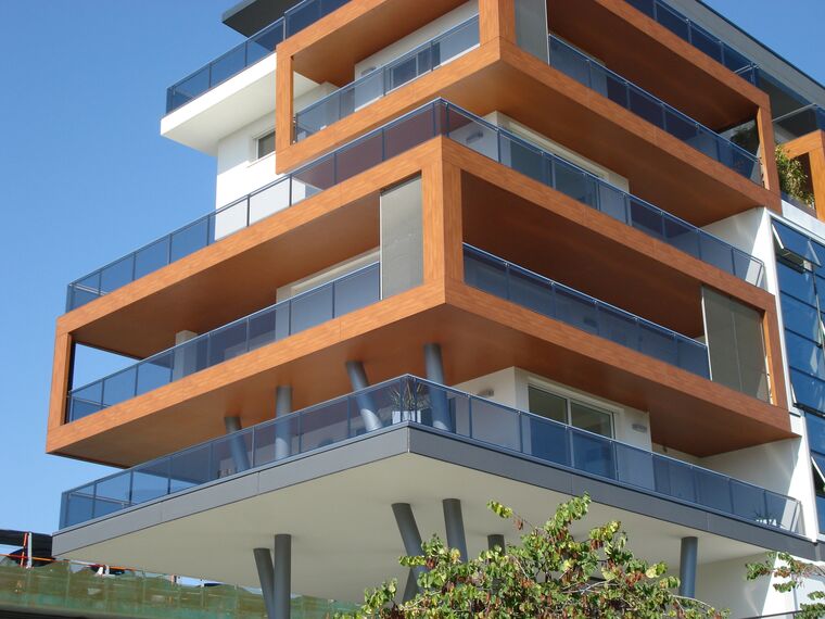 ConceptPatio 130 Schuifsystemen, ConceptWall 50 Vliesgevels, ThermoSystem 68 Ramen en ConceptPatio 68 Schuifsystemen - Appartementencomplex Tree House gelegen in Lignano Sabbiadoro, Italië