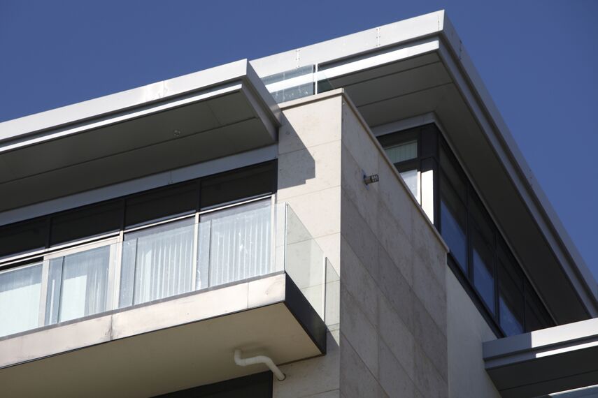 CP 96 Schuifsystemen en ConceptWall 50 Vliesgevels - Appartementencomplex Azure Project gelegen in Plymouth, Verenigd Koninkrijk