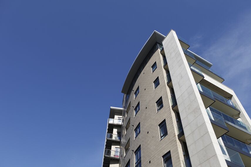 CP 96 Schuifsystemen en ConceptWall 50 Vliesgevels - Appartementencomplex Azure Project gelegen in Plymouth, Verenigd Koninkrijk