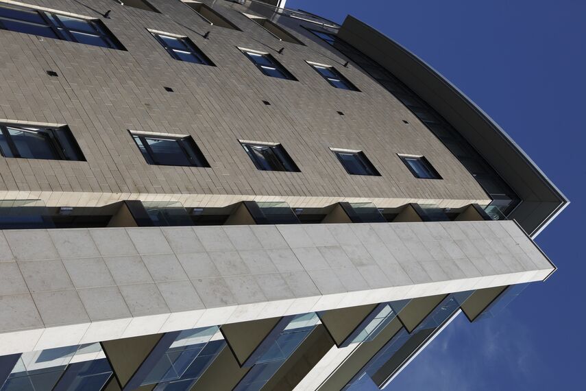 CP 96 Schuifsystemen en ConceptWall 50 Vliesgevels - Appartementencomplex Azure Project gelegen in Plymouth, Verenigd Koninkrijk