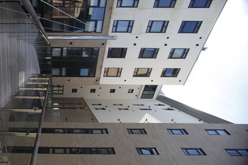 CP 96 Schuifsystemen en ConceptWall 50 Vliesgevels - Appartementencomplex Azure Project gelegen in Plymouth, Verenigd Koninkrijk