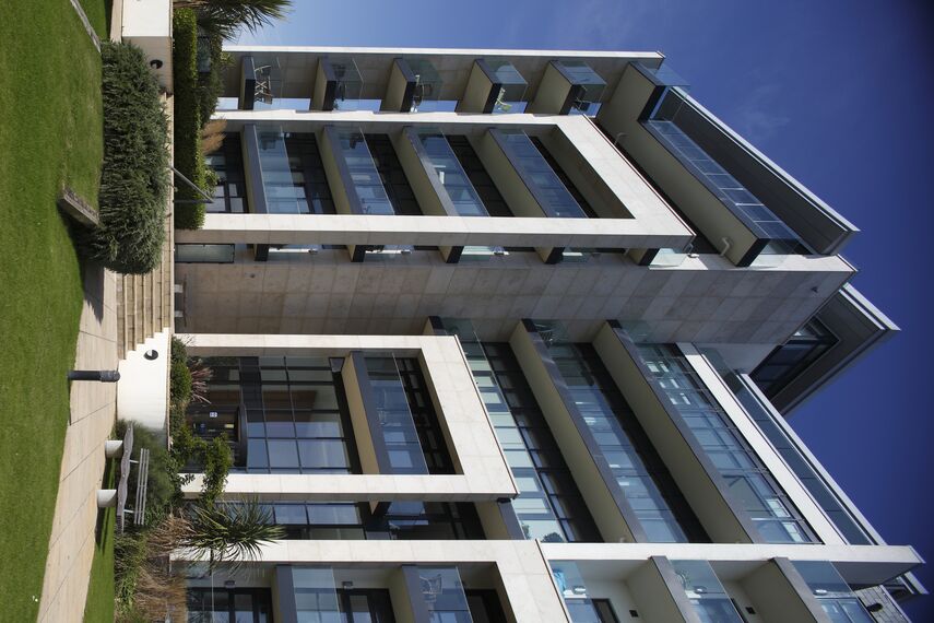 CP 96 Schuifsystemen en ConceptWall 50 Vliesgevels - Appartementencomplex Azure Project gelegen in Plymouth, Verenigd Koninkrijk